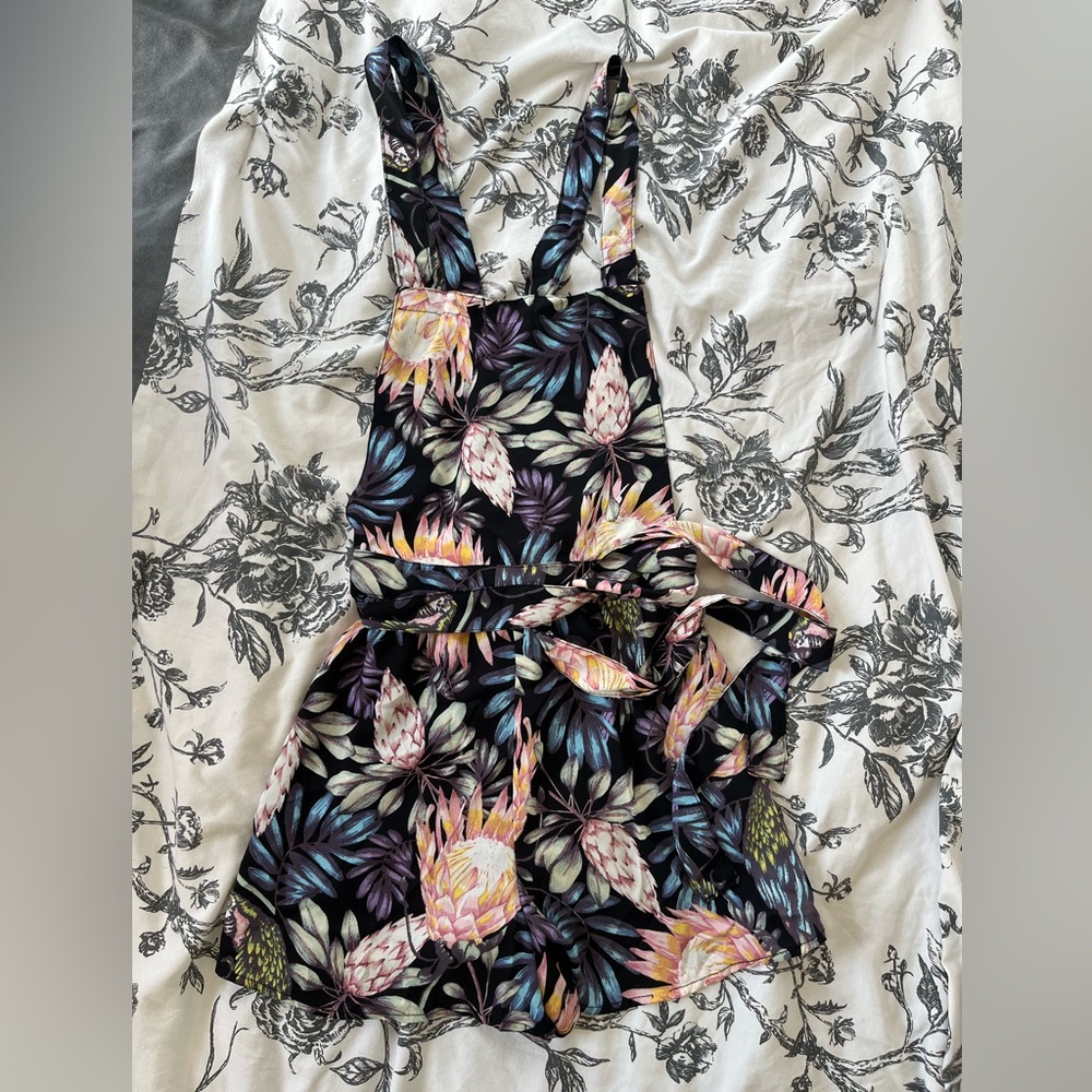 Cute tropical print romper/overalls. Ties at the waist & criss cross open back - Picture 2 of 6